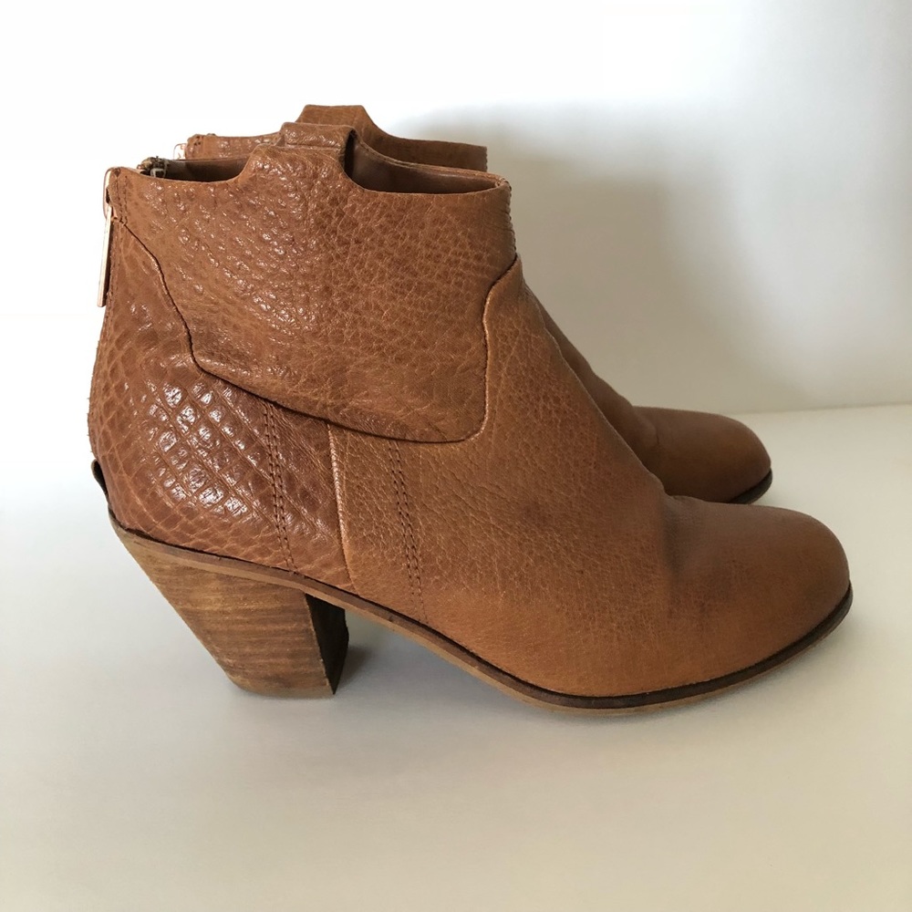 leather ankle boot with gold zipper